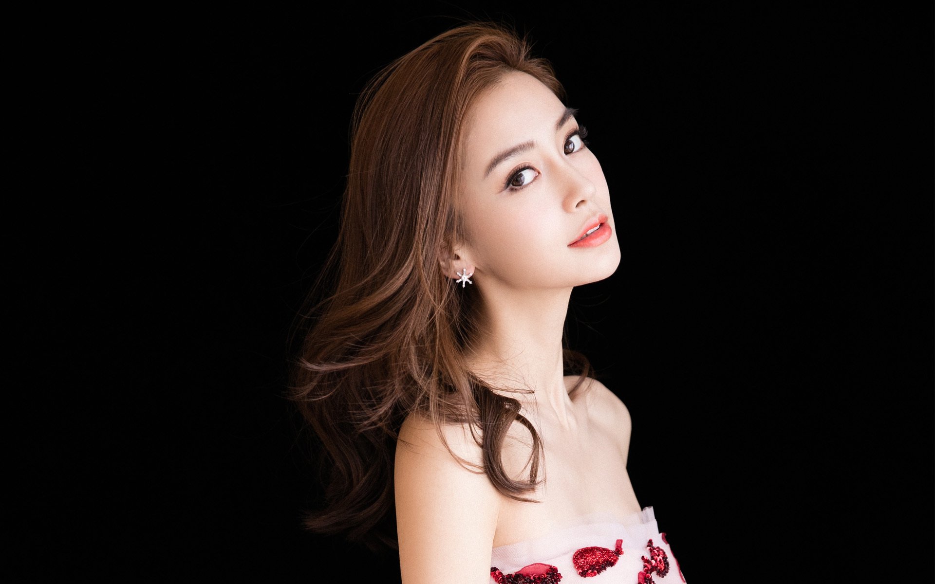 女足比赛突发变故,球队备战全力应对,女足联赛受伤