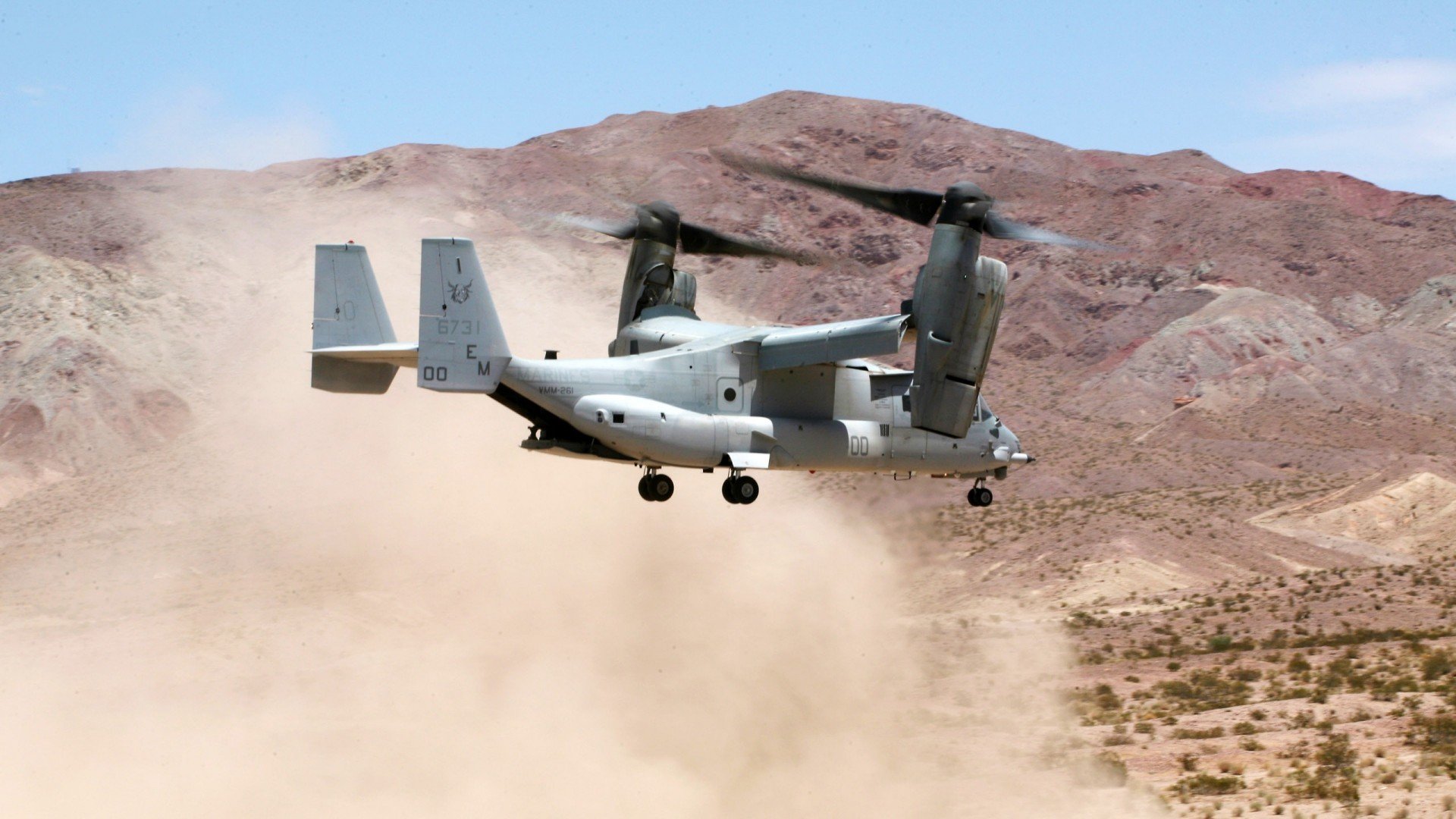 全黑队利用反击与速度优势，横扫对手防线，全黑队战舞